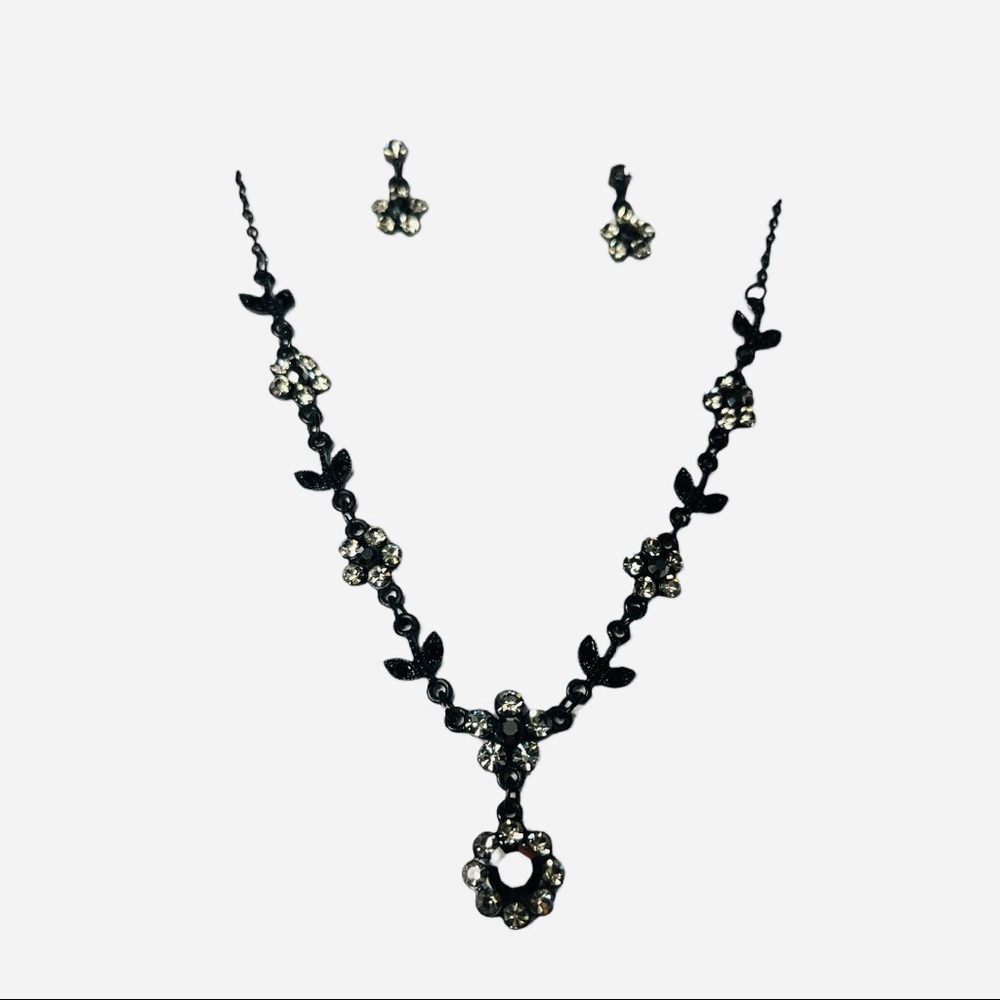BEAUTIFUL! Austrian Crystal Necklace Earrings Set
